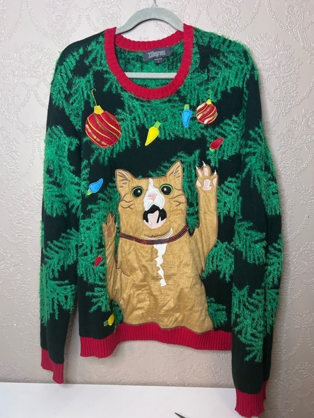 3Dexpress Menโs Green Holiday Crewneck Sweater with Cat Appliquรฉ